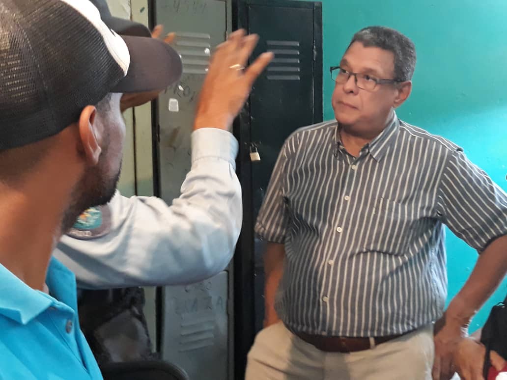 AlcOrlMiranda's tweet photo. Acompañado de autoridades Realizamos entrega de material para reacondicionar el ambulatorio en la Pquia San Miguel https://t.co/XlQ7FWqdM8