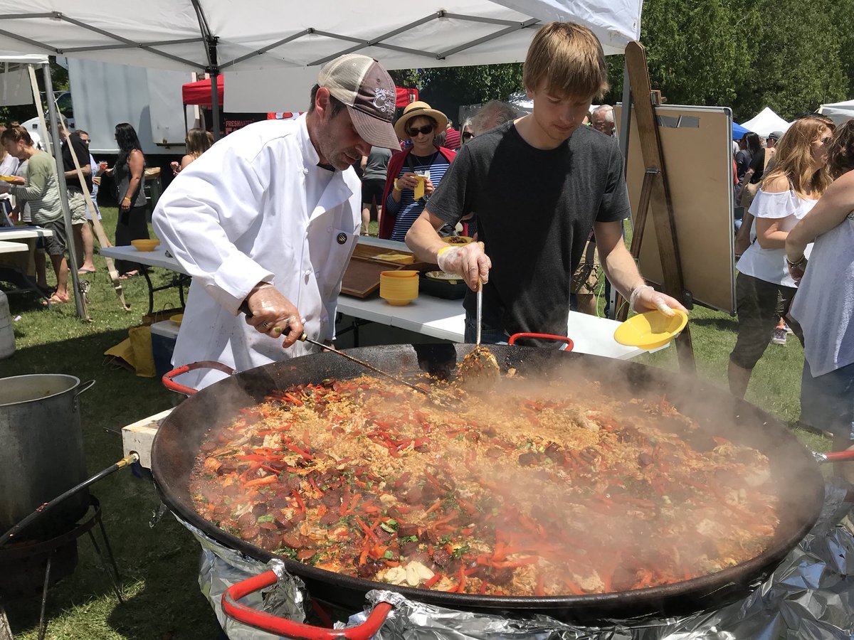 EdibleDoor's tweet photo. Perfect day to #UncorkSummer, eat great food and listen to a terrific band. Same time next year? #paella #Summer #DoorCounty https://t.co/FcYzzzVjA7