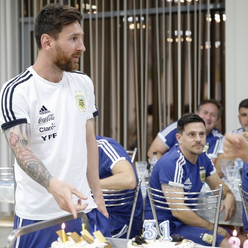 Argentina's tweet image. ¡#FelizCumpleaños capitán Leo Messi! 🎂👏