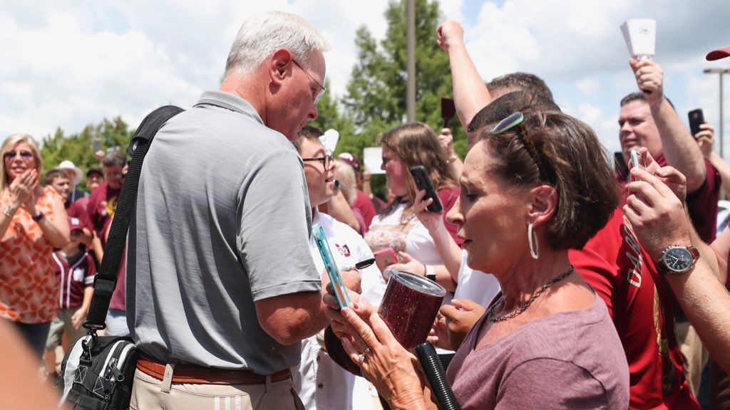 HailStateBB's tweet photo. What a welcome home!!

NOBODY shows up &amp; shows out like our fans!

#HailState🐶 | #OmaDawgs https://t.co/EZptTX4Fzk