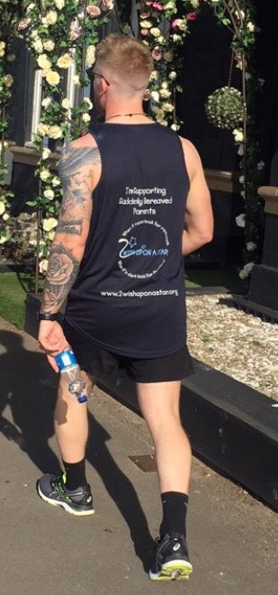 Me and Luke completed our first ever half marathon in memory of <a href="/RyanBee98/">ry⁶</a> today raising money for @2wishupon thanks to everyone who supported us 🦁💛 miss you Ry6 x