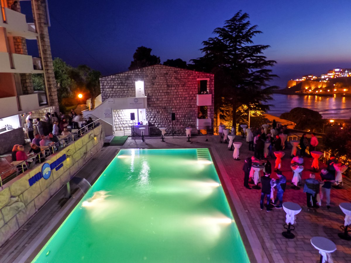 Enjoy a poolside BBQ with selections like burgers, kebabs and grilled meats.
#ulcinj #ulqin #event #gomontenegro #vacation #summer2018 #montenegro