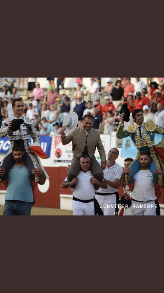 puertoslorenzo's tweet photo. 📌SAINT-SEVER Así finalizó la corrida. Ney, el mayoral, a hombros junto a @JuanBautistaOf y @InfoMAPerera, que se repartieron 8 orejas, 4 para cada uno! #Francia #sanjuan #torerazos 📺Jennifer Harispe https://t.co/jwCB4hfkic