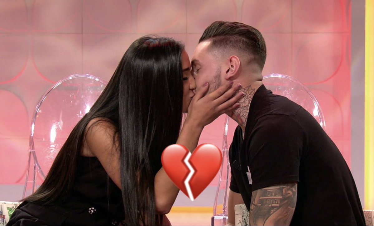 ElTronoDeEli's tweet photo. BOMBAZO: Claudia y Abraham podrían estar poniendo punto y final a su relación. 👉👉 https://t.co/iWvgeHOtDB #MyHyV #Claudia #Abraham #Hugo #Bombazo #ElTronoDeEli #ETDE https://t.co/QdaE7Y9jPu
