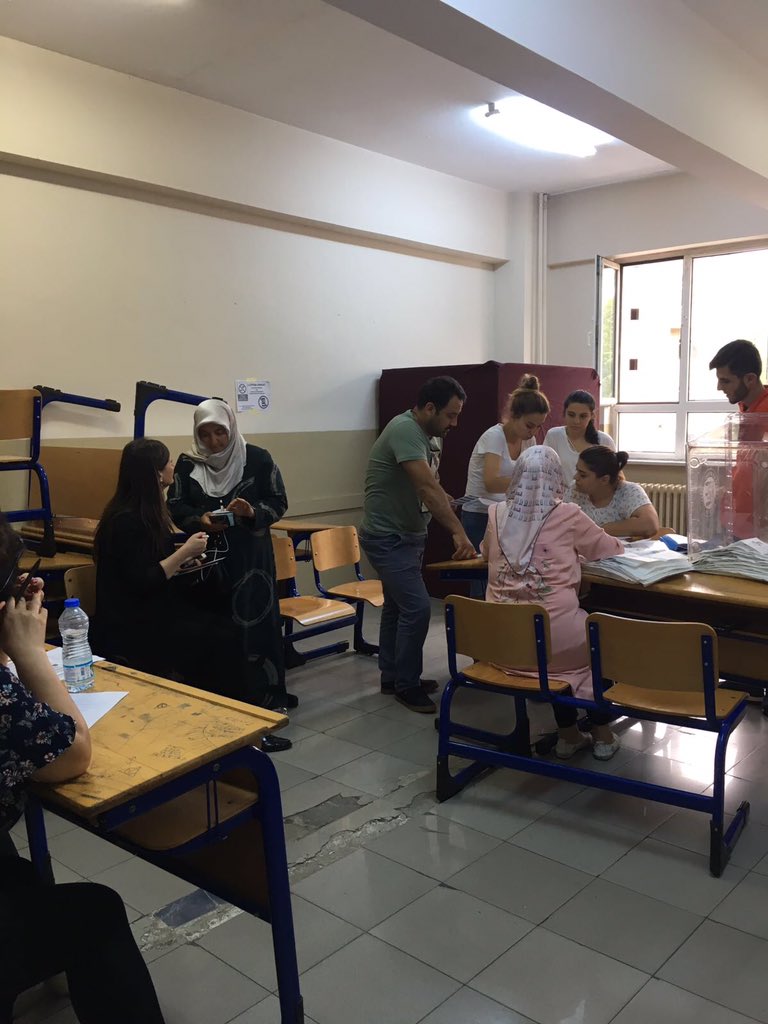 BusraUncuOzten's tweet photo. Hanımlar gündüz sandıklarda, akşamı sonuçların takibinde ve sonunda @akkadin_uskudar REİSİNİN yolunda coşkuyla #BaşkanErdoğan diyor. https://t.co/t0A0FbVto1