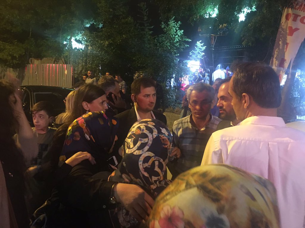 BusraUncuOzten's tweet photo. Hanımlar gündüz sandıklarda, akşamı sonuçların takibinde ve sonunda @akkadin_uskudar REİSİNİN yolunda coşkuyla #BaşkanErdoğan diyor. https://t.co/t0A0FbVto1