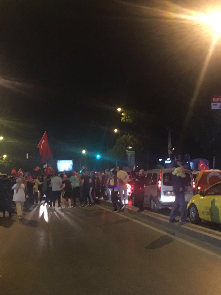 BusraUncuOzten's tweet photo. Hanımlar gündüz sandıklarda, akşamı sonuçların takibinde ve sonunda @akkadin_uskudar REİSİNİN yolunda coşkuyla #BaşkanErdoğan diyor. https://t.co/t0A0FbVto1