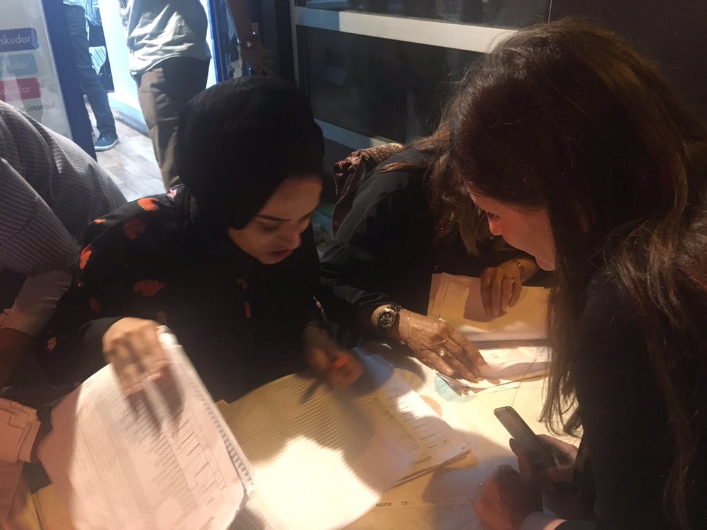 BusraUncuOzten's tweet photo. Hanımlar gündüz sandıklarda, akşamı sonuçların takibinde ve sonunda @akkadin_uskudar REİSİNİN yolunda coşkuyla #BaşkanErdoğan diyor. https://t.co/t0A0FbVto1