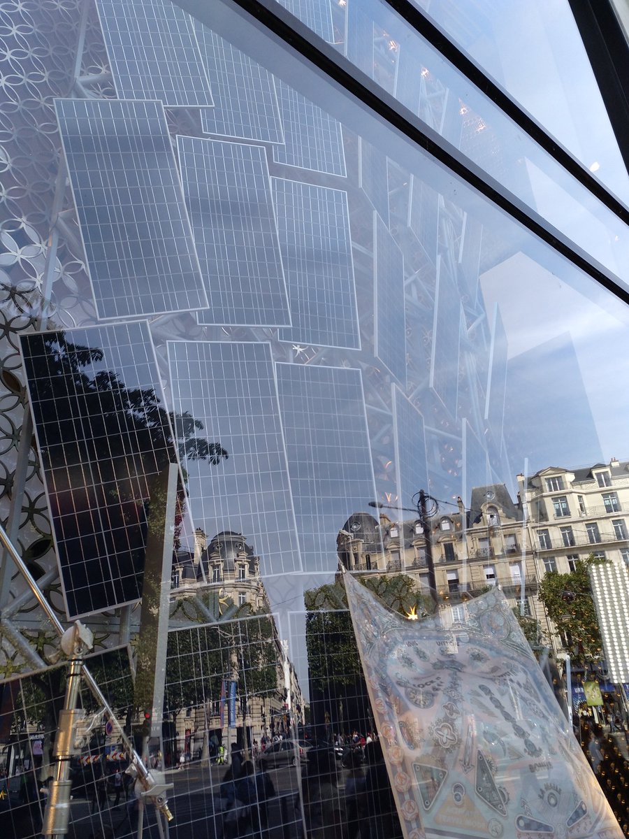 mario21_er's tweet photo. @ERenovables @SolarPowerEU @UNEFotovoltaica @APPA_Renovables La #Solar está de moda, guiño de @LouisVuitton llenando de paneles solares sus escaparates más importantes https://t.co/4RhUcLFEDe