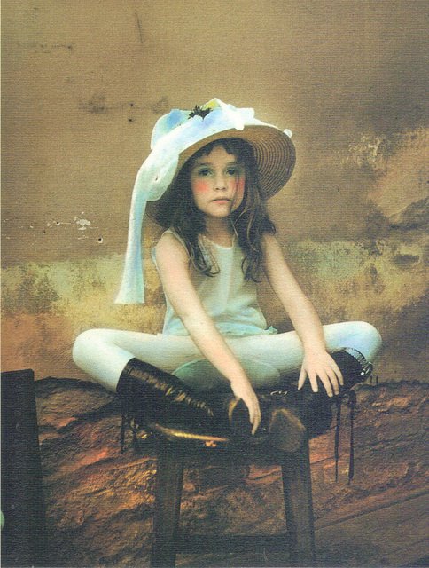 Finlandia

nedsmält snö
runt slocknande eld

i ring
vakande män

gnistorna slingrar sig spegelvänt
i blåa fuktiga ögon

i grova vantar knyter ilska
stolta händer

faran
är inte
över

poeter.se/Las+Text?textI…

#svenskpoesi #dikter #lyrik #finlandia