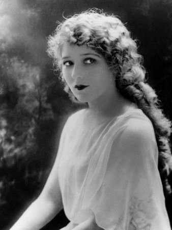 Feministory's tweet photo. 6/24/1916 — Mary Pickford, Canadian-American silent-era movie star, becomes the first woman to sign a million dollar contract #womenshistory #SheIsTheFirst #HLWD https://t.co/MJ2LICIvgK