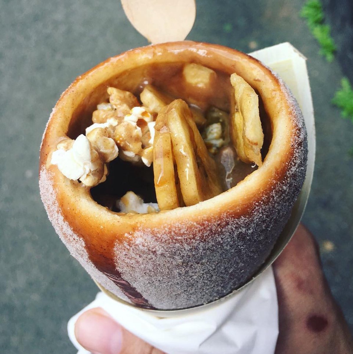 GRUBMCR's tweet photo. TRADER 5 IS @oldtownchimney! Hungarian chimney cakes baked right in front of your eyes! This is seriously one of the nicest desserts you're going to get in your gob at GRUB! https://t.co/XMwjE8CZU0