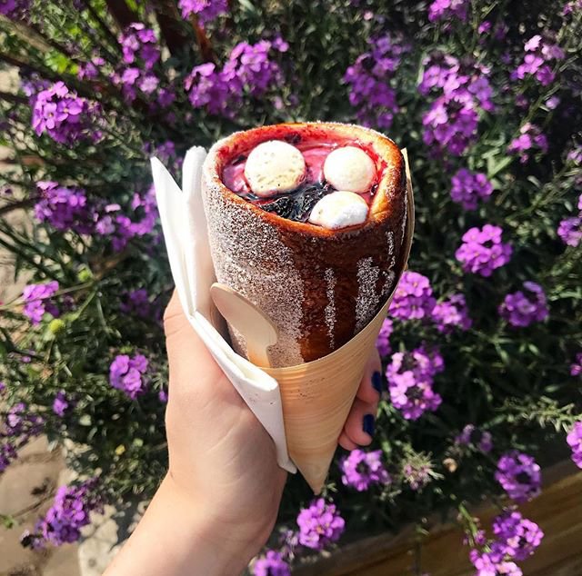 GRUBMCR's tweet photo. TRADER 5 IS @oldtownchimney! Hungarian chimney cakes baked right in front of your eyes! This is seriously one of the nicest desserts you're going to get in your gob at GRUB! https://t.co/XMwjE8CZU0
