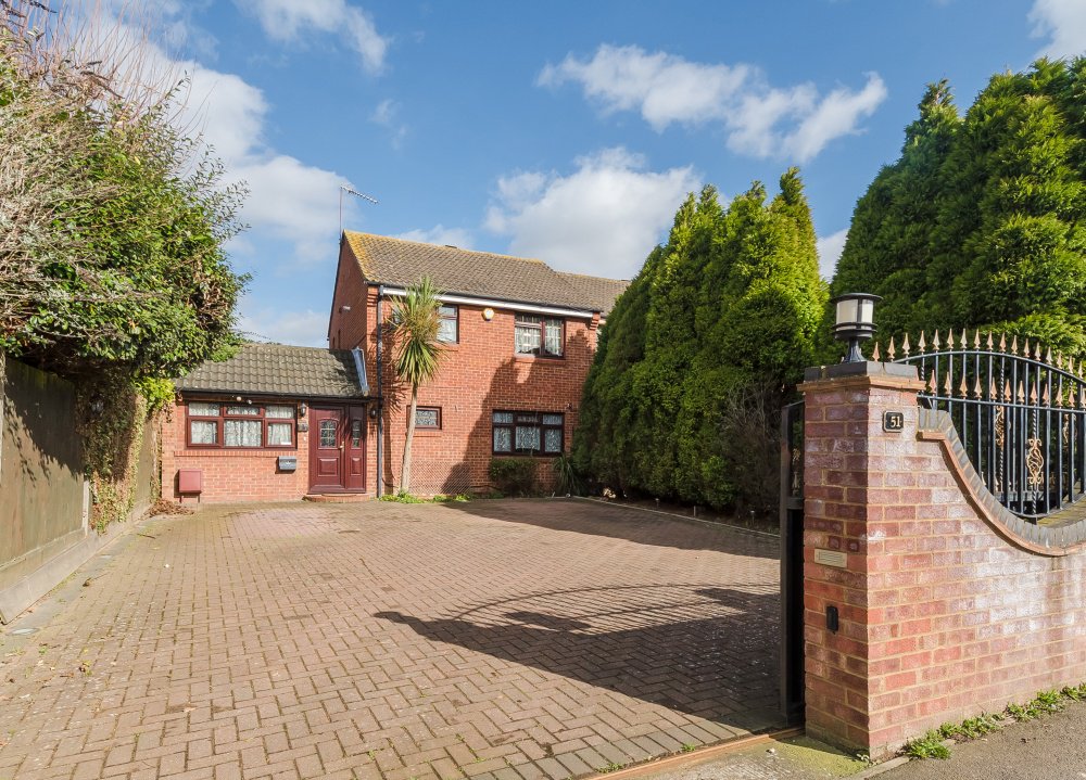 KNIGHTSSB_LTD's tweet photo. Just taken on an immaculate extended 3 bedroom semi detached gated property in the George Green Area of Iver.  £550, 000 https://t.co/rV3XsI7Q0z