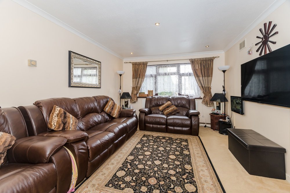 KNIGHTSSB_LTD's tweet photo. Just taken on an immaculate extended 3 bedroom semi detached gated property in the George Green Area of Iver.  £550, 000 https://t.co/rV3XsI7Q0z