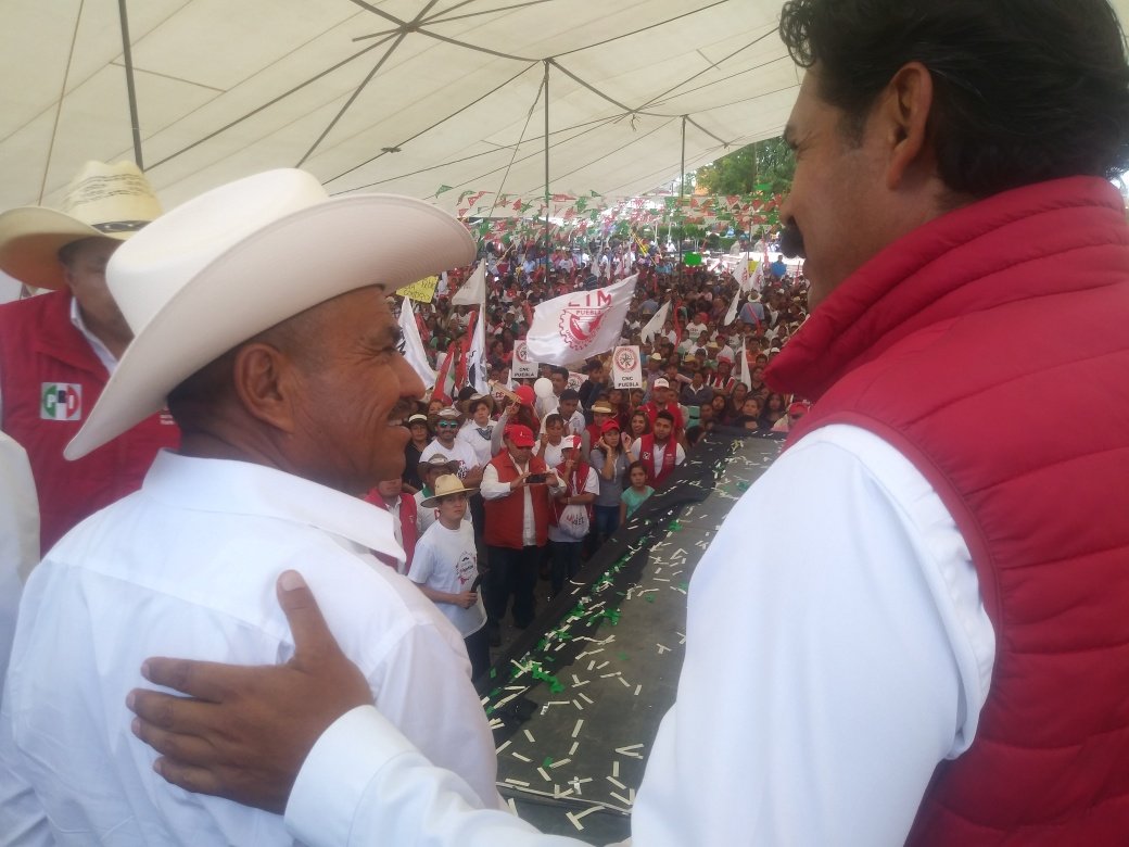 Chalon_Ramos's tweet photo. Junto con @EnriqueDogerG_ @SergioJuarezMtz, @H_AguilarV y @JuanCLastiri, cerramos campaña en #Tepeaca reuniéndonos con la población de la zona.
Comprometido estoy de trabajar desde el Congreso local por el desarrollo regional en el Distrito 13 local. https://t.co/6InrLWR9tp