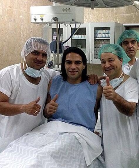 Tuitologia's tweet photo. Falcao ejemplo de superación. 

Nunca te des por vencido en la vida, un día crees que todo se te viene abajo y al otro vuelves como el Ave fénix. https://t.co/4r0vs9IVer