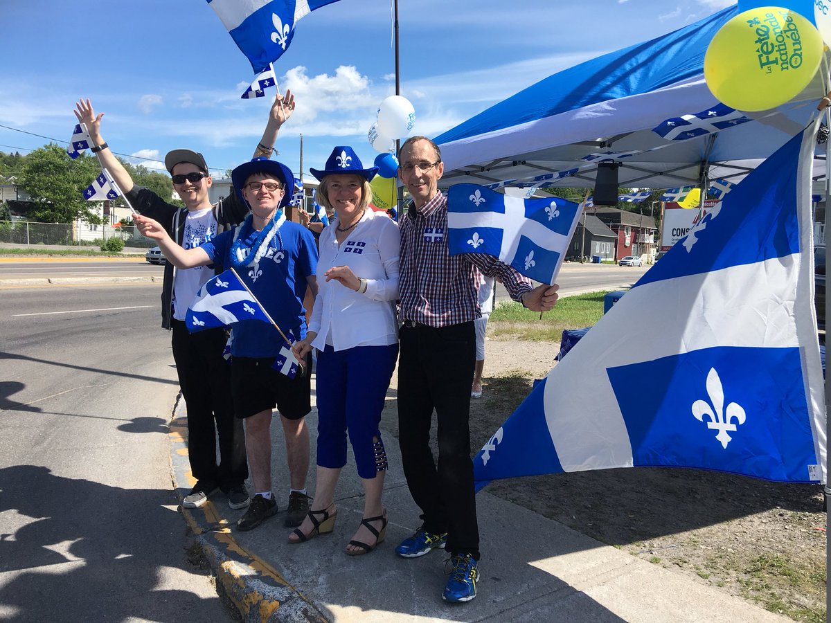 mireillejean's tweet photo. Quel bel accueil des automobilistes à l’angle de la rue Price et du Boul. St-Paul pour le 5e arrêt de mon kiosque mobile de la @fetenationale. 
#saglac #PQ #stjeanqc @MouvNatQC https://t.co/axIYCQTl7g