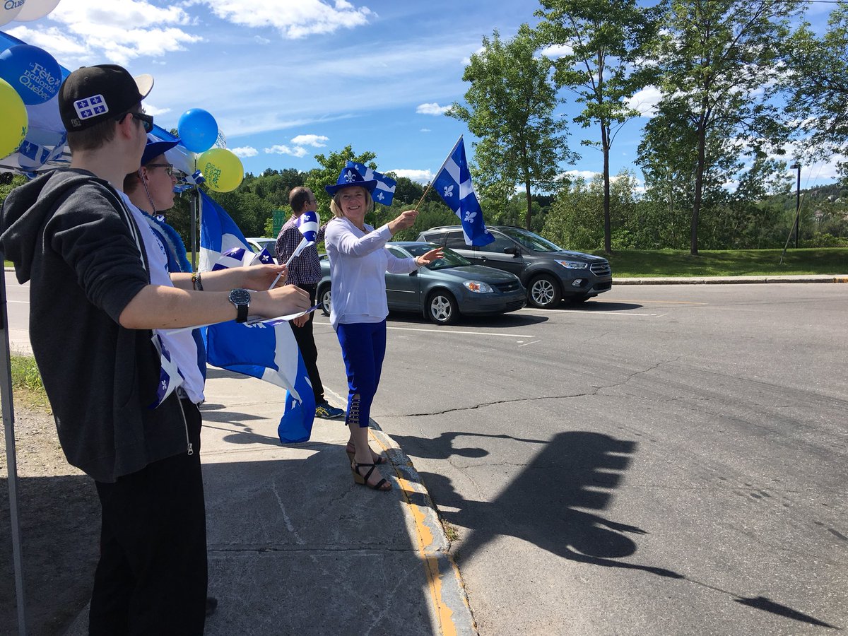 mireillejean's tweet photo. Quel bel accueil des automobilistes à l’angle de la rue Price et du Boul. St-Paul pour le 5e arrêt de mon kiosque mobile de la @fetenationale. 
#saglac #PQ #stjeanqc @MouvNatQC https://t.co/axIYCQTl7g