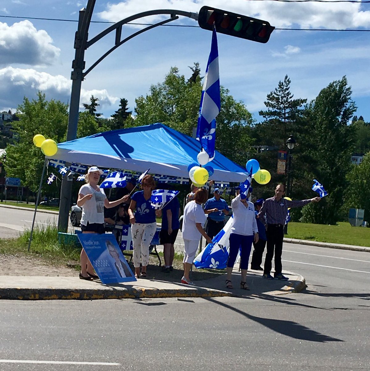 mireillejean's tweet photo. Quel bel accueil des automobilistes à l’angle de la rue Price et du Boul. St-Paul pour le 5e arrêt de mon kiosque mobile de la @fetenationale. 
#saglac #PQ #stjeanqc @MouvNatQC https://t.co/axIYCQTl7g