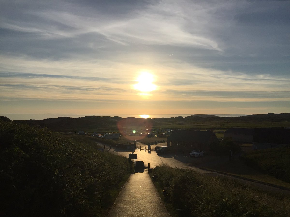 rhidian_rees's tweet photo. How to end a perfectly cracking weekend? This will do for starters! #GowerSunset @DerekTheWeather @behnazakhgar @liamdutton @StormchaserUKEU @StormHour https://t.co/E9t5S9kP4z