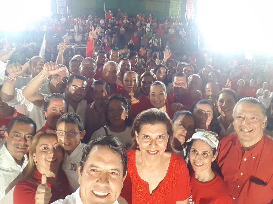 WalterColima's tweet photo. Ningún evento sería lo mismo sin el apoyo de todos ustedes y sin la tradicional #WalterSelfie con la #BuenaGente. https://t.co/E9F1x9mzCH