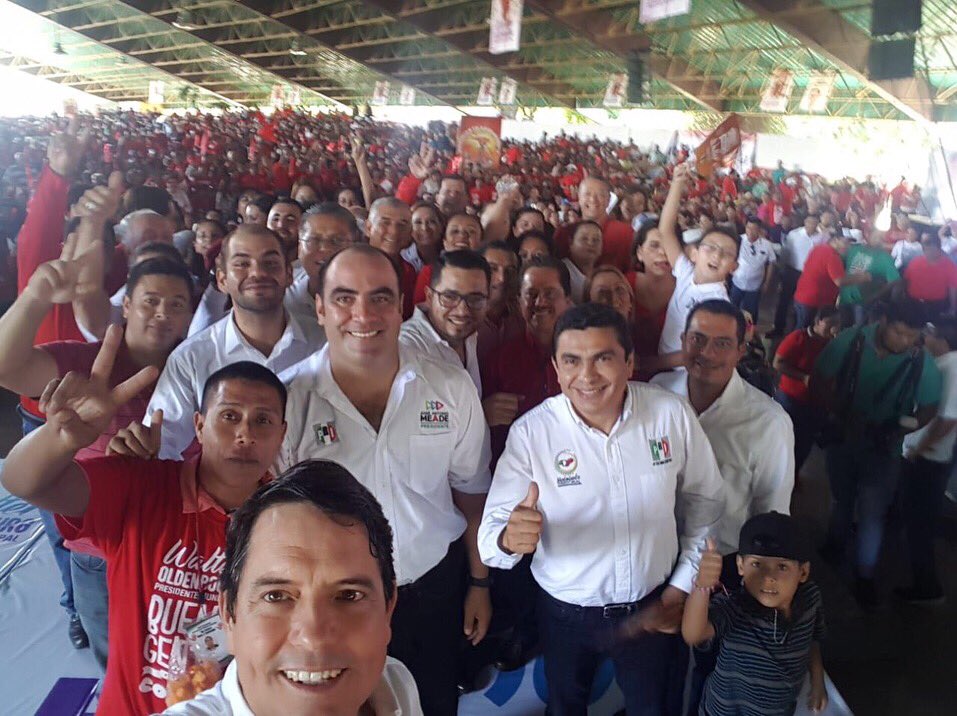 WalterColima's tweet photo. Ningún evento sería lo mismo sin el apoyo de todos ustedes y sin la tradicional #WalterSelfie con la #BuenaGente. https://t.co/E9F1x9mzCH