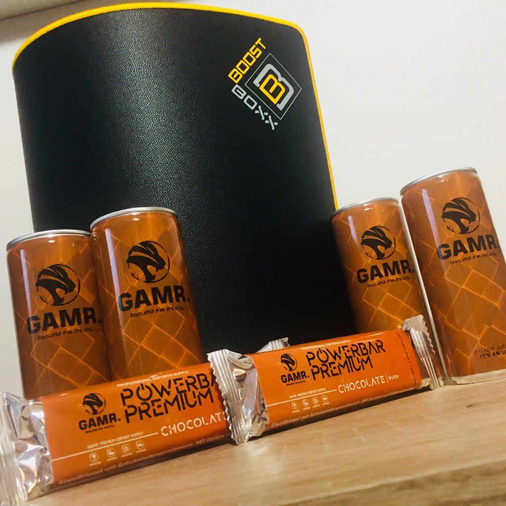gamresport's tweet photo. Wir haben auf Facebook wieder ein tolles Gewinnspiel für euch gestartet.

Zu gewinnen gibt es: 
1 Gaming-Longpad von der Marke BoostBoxx
+ 4 Dosen des Premium GAMR. Energy Drinks
+ 2 Premium GAMR. Powerbar Riegel

https://t.co/is4q8EkcBB

#esport #GAMR #Gewinnspiel #energydrink https://t.co/bsDU8xdKOJ