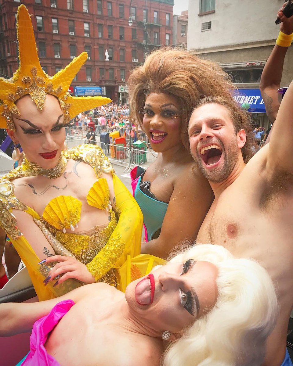 dailysashapics's tweet photo. Sasha, Peppermint, and Miz Cracker at NYC Pride 🌈 https://t.co/NdCFY5xW71