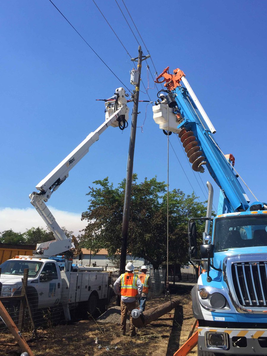 PGE_NoVlySierra's tweet image. #StollFire; Crews are making good progress restoring customers. We are working safely and quickly as possible to restore service to all customers who can receive service by midnight tonight.