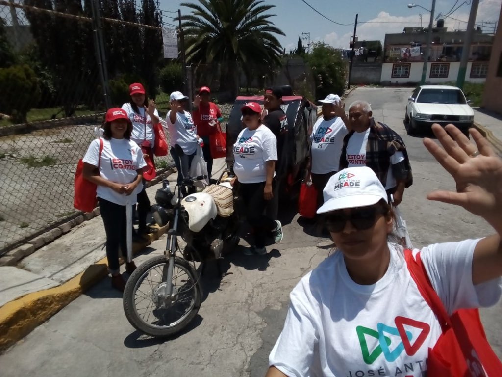 PpMeadeEdomex's tweet photo. #Ecatepec compartiendo con todos sus vecinos las propuestas de @JoseAMeadeK Cada vez son más los que se suman a este gran proyecto 🇲🇽💚💛❤️
#MeadeXMexico 
#MexicoChingon https://t.co/3B0x0V0xYQ