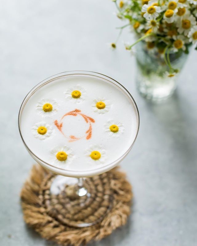 Wow! This beautiful gin cocktail by Ashley Rose of @craftandcocktails was to pretty not to share. 🌼 We’ll definitely be working on our own version very soon... #beauty #findyourtonic 💛 ift.tt/2K6yErN