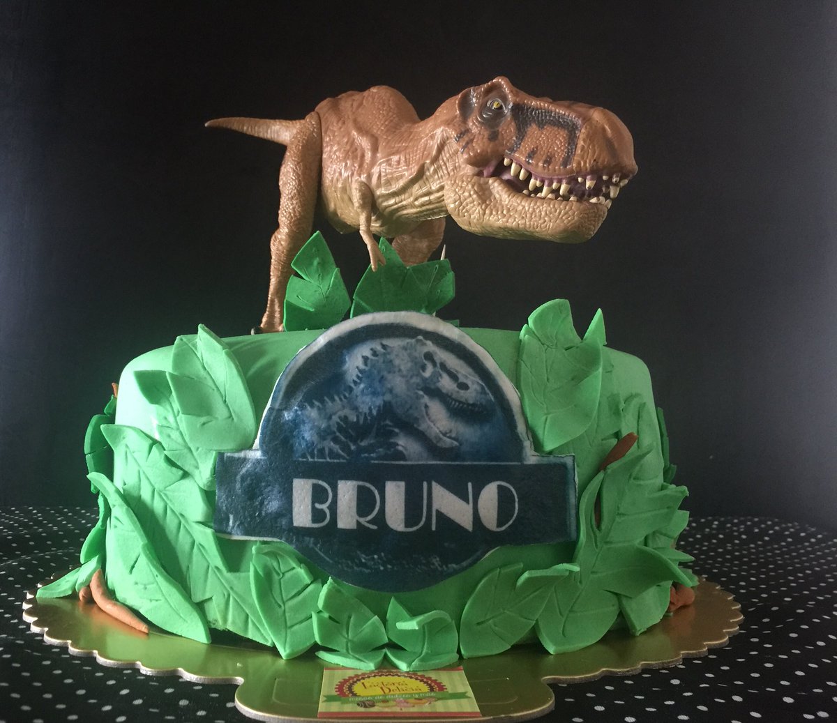 FactoriaDelicia's tweet photo. Pastel jurassic world de fondant con sabor a chocolate #factoríadelicia https://t.co/NQsghu7Q3d