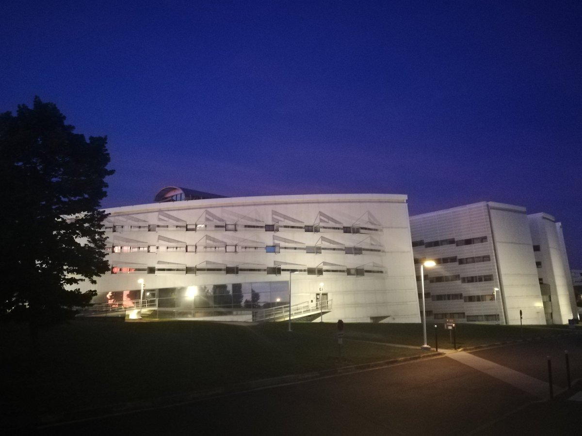 Ahmadtakash's tweet photo. #ensma #aérodynamique
#FRA #sunset https://t.co/jQMxMyktPo