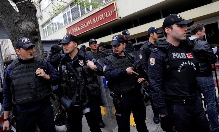 berkernkk's tweet photo. Arkadaşlar YSK’ya gittim. Rahat Parti’den korkuları polis barikatı dizdirmiş bina önüne. Rahat olun başardık sayılır. #rahatparti @rahatparti https://t.co/8eVIEdaPbF