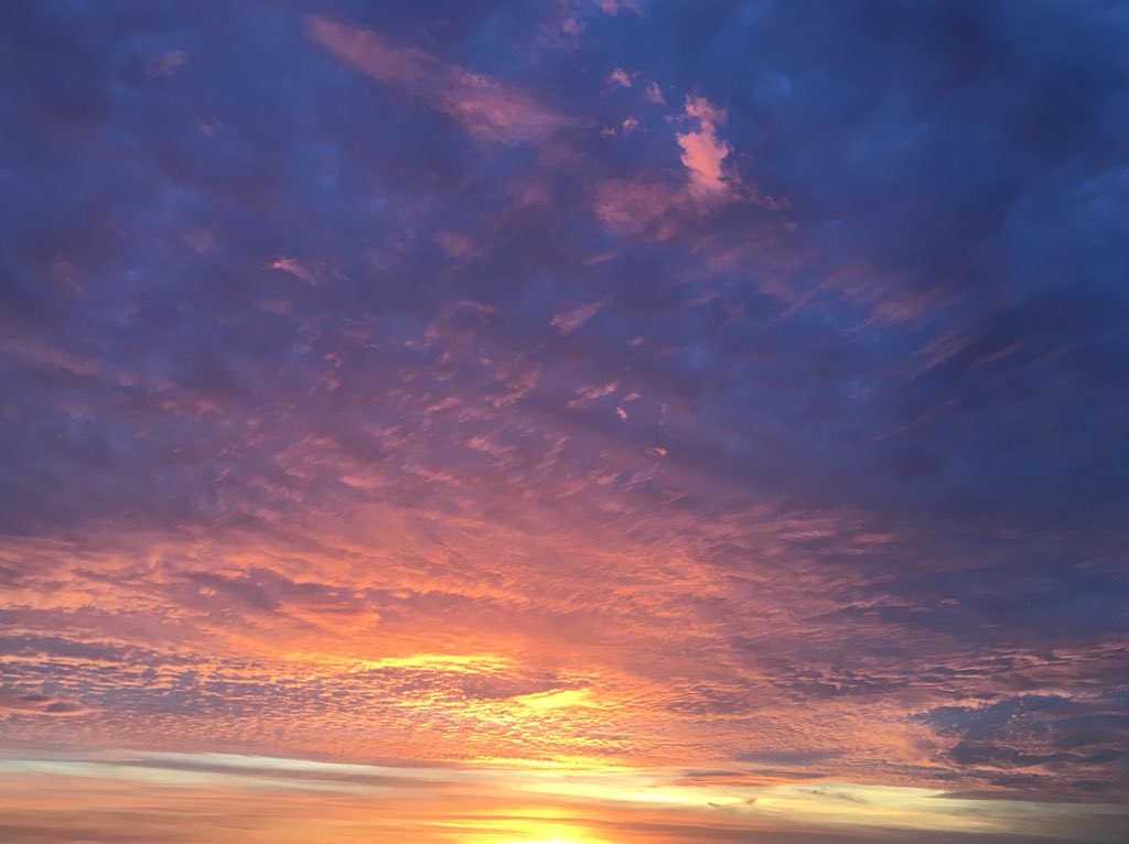 clothofnature's tweet photo. With a tap of nature’s magic wand, midsummers day draws to an end. #MidSummer #Midsummer18 #sunset https://t.co/0yHh2EiQwq