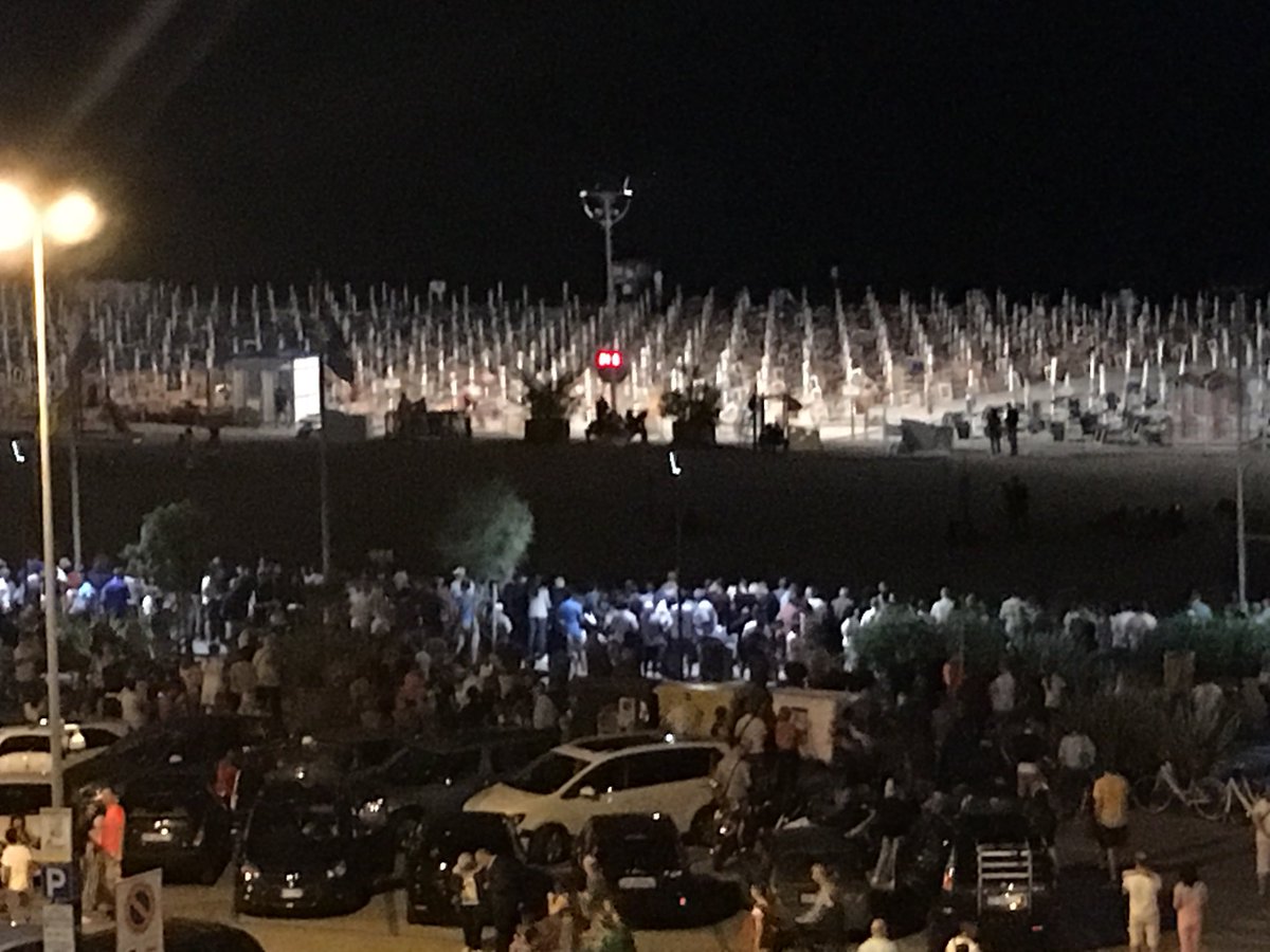 bibione_com's tweet photo. Serata spettacolare con i fuochi d’artificio a #Bibione . Vi aspettiamo il mese prossimo! #bibioneonline #bibionelive #discoverbibione https://t.co/n9hwturHCV