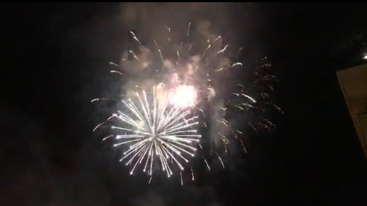 bibione_com's tweet photo. Serata spettacolare con i fuochi d’artificio a #Bibione . Vi aspettiamo il mese prossimo! #bibioneonline #bibionelive #discoverbibione https://t.co/n9hwturHCV