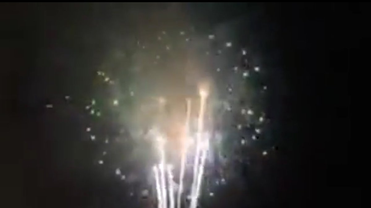 bibione_com's tweet photo. Serata spettacolare con i fuochi d’artificio a #Bibione . Vi aspettiamo il mese prossimo! #bibioneonline #bibionelive #discoverbibione https://t.co/n9hwturHCV