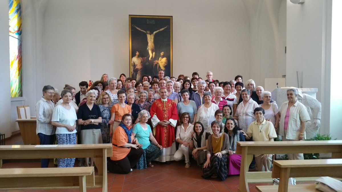 VirnaPaghini's tweet photo. Oggi l'Arcivescovo #Delpini ha incontrato #OrdoVirginum di #Milano che gioia e che grazia! #chiesadimilano #consacrate #fotoVirnaOv https://t.co/kWRM0m5QWa