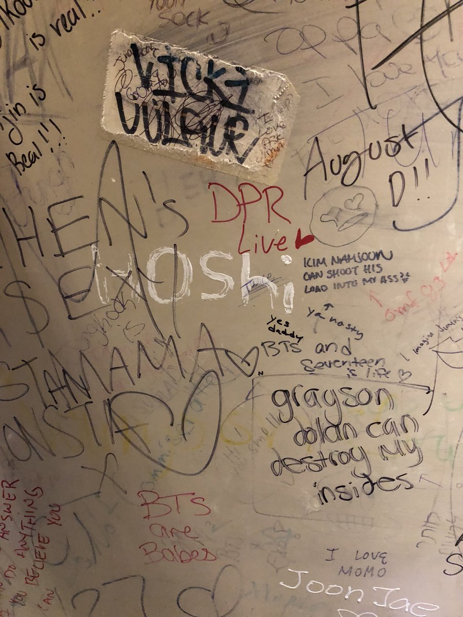 TheSuperCurl's tweet photo. We found the magical Kpop bathroom again and it’s just as wonderful as I remember #kpopweekend #KCONNY2018 https://t.co/7rDEfTTn2Y
