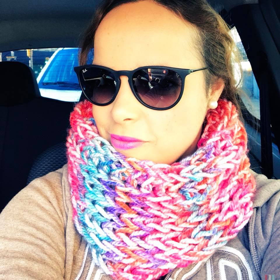 ceci_peri's tweet photo. Hoy combato el frío con mi cuellito multicolor de @TatisBoutique, el invierno llegó con fuerza y yo estoy pronta. vos? https://t.co/ou0Sx90oBL