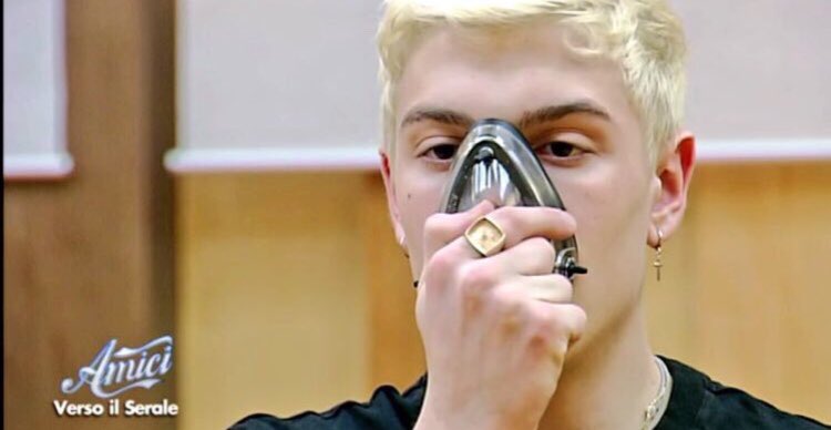 stringimife's tweet photo. simone: “emma ti amo” 

.❤️ #amici17 https://t.co/BCNH4dhvDN