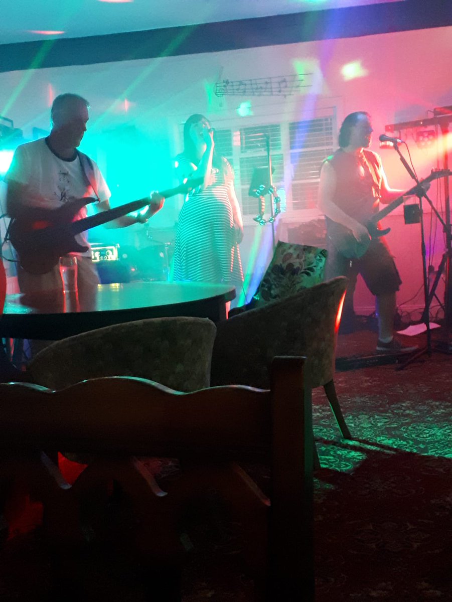 MDBand's tweet photo. We had an absolutely amazing debut down at The Star in Romsey. Thanks to all this who came down to sing your hearts out, we can't wait to come back and do it all over again! #TheStar #Romsey #LiveMusic https://t.co/zBXRQgIFGe