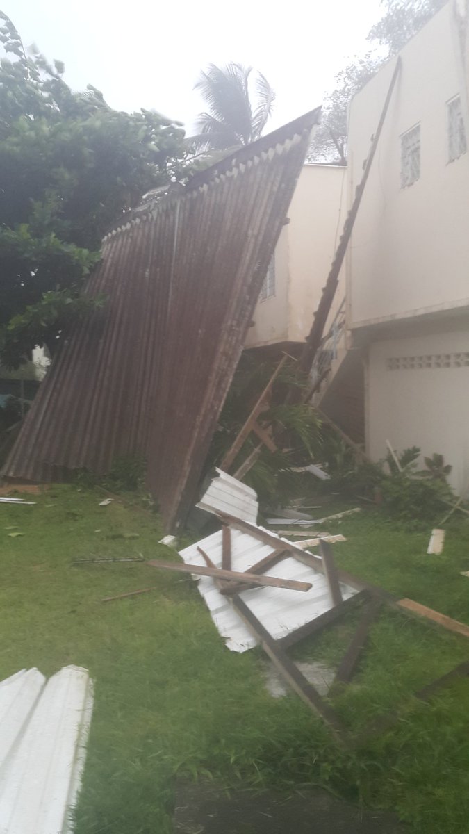the_riko's tweet photo. Coup de vent d'une puissance exceptionnelle en #Guyane :
Plus de 100 kmh ! 

Dégâts : toitures arrachés à #Montjoly  (Avenue St Dominique ), fils électriques coupés.

#Tempète https://t.co/pub3dMQQ2o