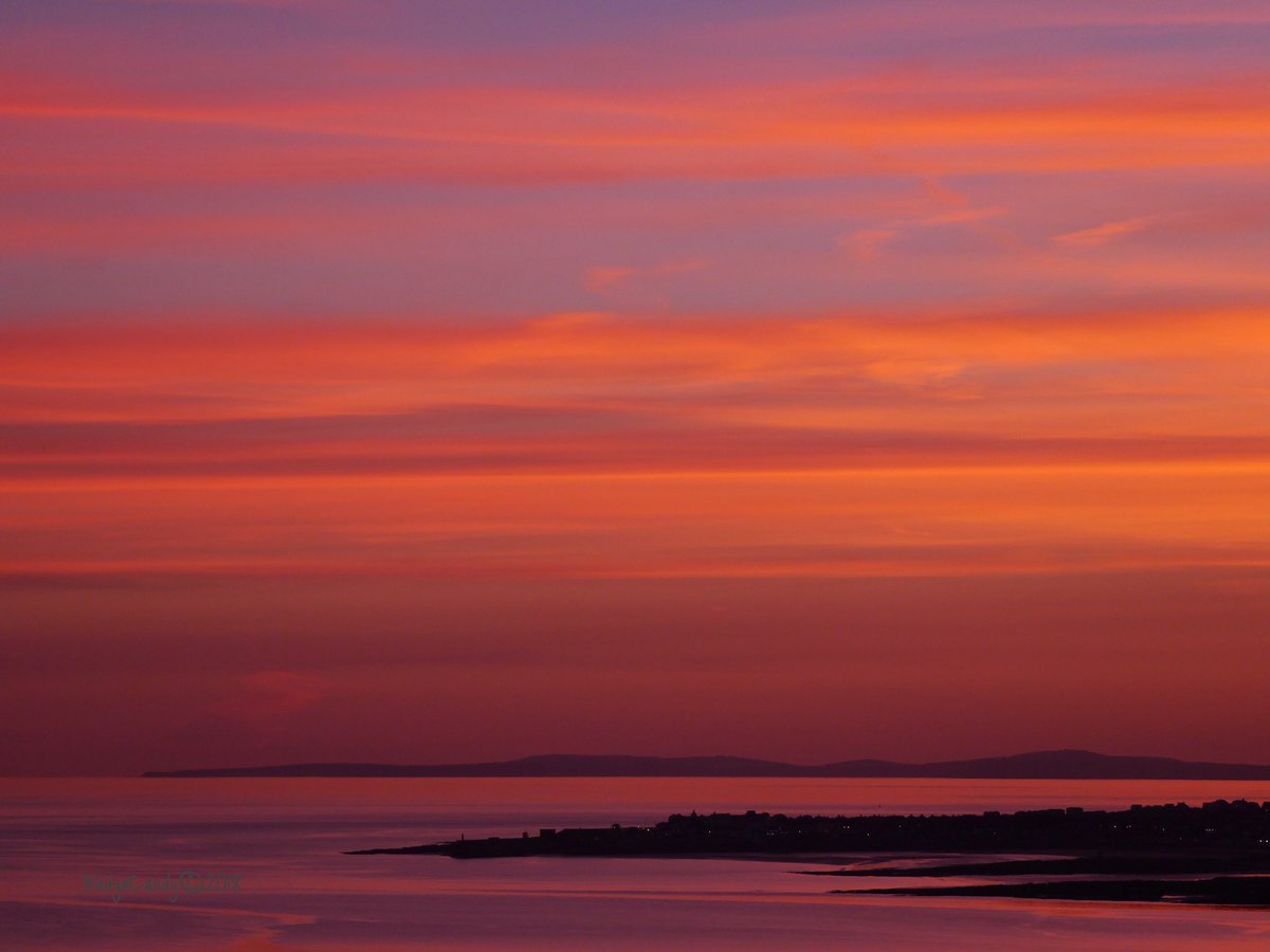Tonight's beautiful #sunset afterglow at #ogmorebysea @DerekTheWeather @ItsYourWales @WalesCoastUK