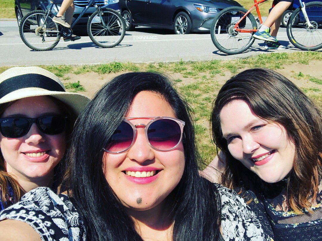 latinasmoak's tweet photo. Sitting on the #OlicityBench was a highlight for sure. Being here with fandom friends is the greatest! ππ½ββοΈ https://t.co/Wtzrv0SKcj