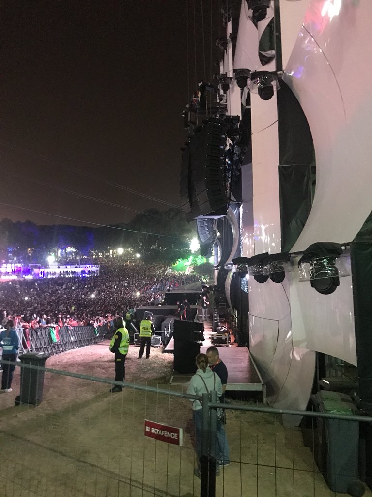 lidi_ni's tweet photo. pls look at the left side when u performing. thank you. @BrunoMars #rockinrio https://t.co/enQKeQG0HV