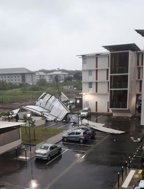 nicolasmezil's tweet photo. Important épisode pluvio-tempétueux sur le littoral guyanais. A Cayenne et Rémire-Montjoly, de nombreuses chutes d'arbres et toitures arrachées (en photo : le quartier ZAC Hibiscus à #Cayenne). Météo France #Guyane a relevé une rafale de vent à 94 km/h. https://t.co/Tlfu5Y3GAq
