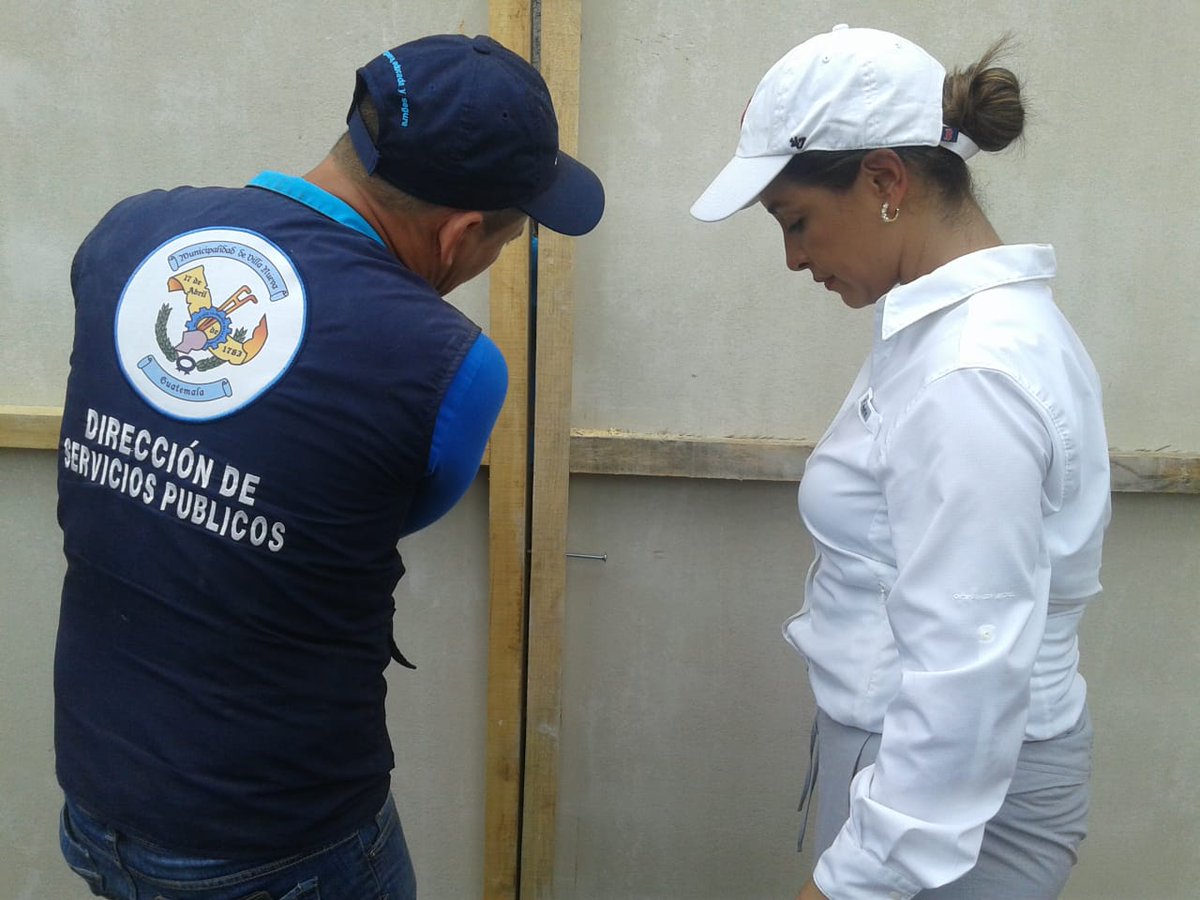 Reportera_Pao's tweet photo. El alcalde Edwin Escobar de #VillaNueva y presidente de la #ANAM trabaja junto a su familia y al lado de empleados públicos de la municipalidad en un prototipo de albergue en #Alotenango https://t.co/pepwjtmAgf